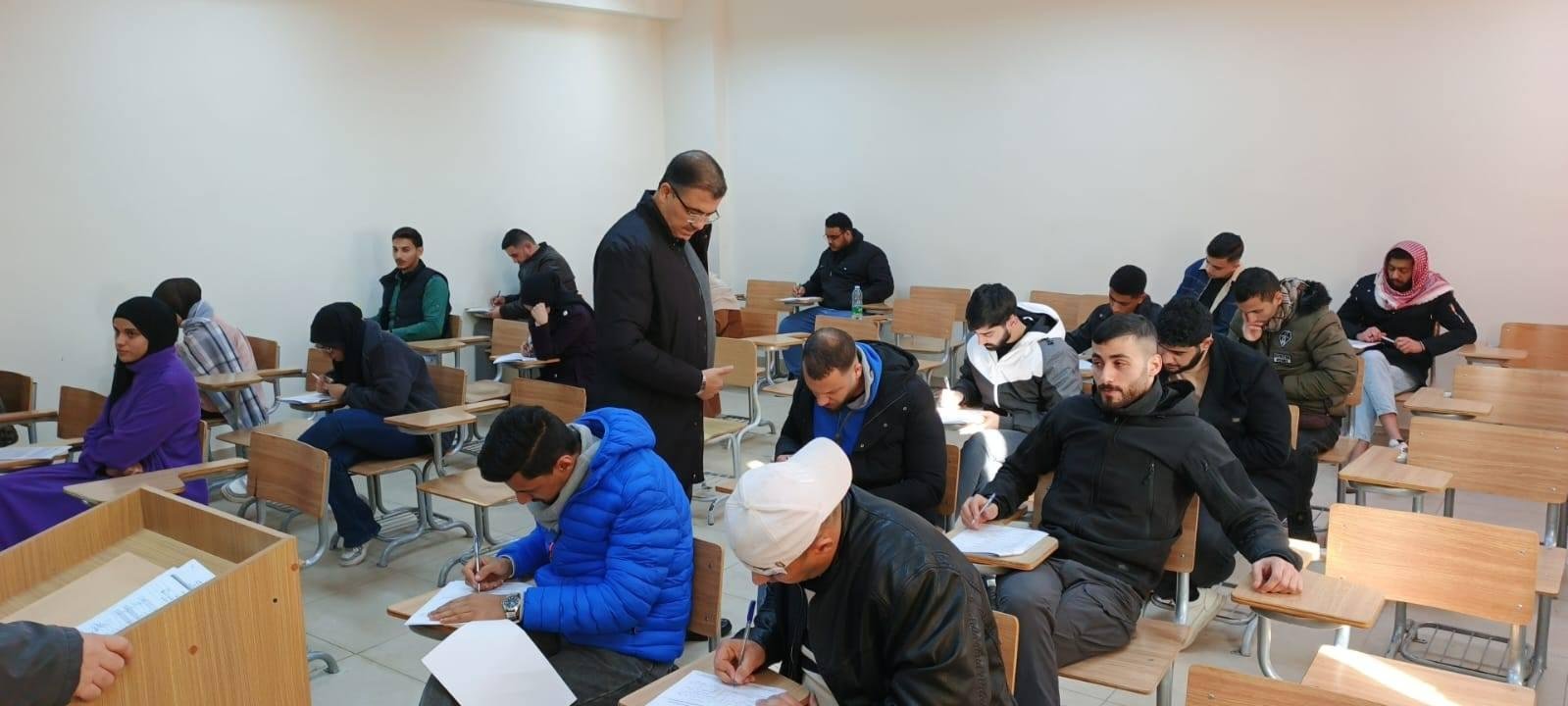 رئيس جامعة عجلون الوطنية يتفقد سير الامتحانات النهائية ويطمئن على الأجواء الامتحانية