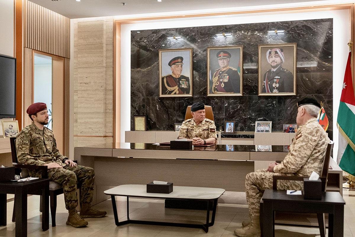 الملك يزور القيادة العامة للقوات المسلحة