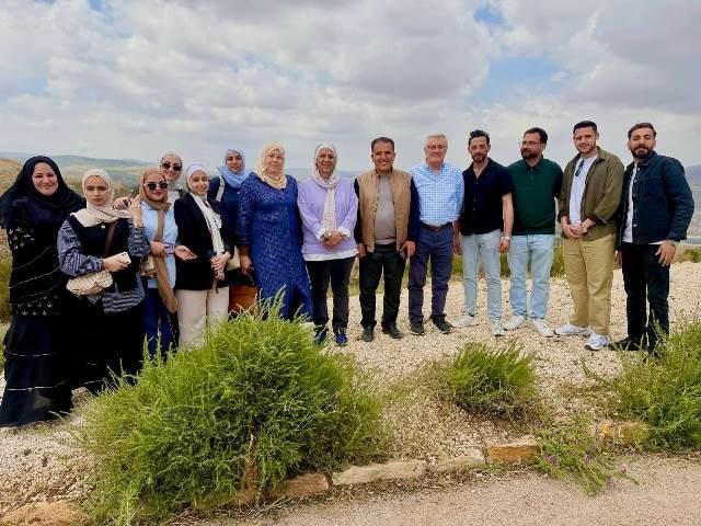 طلبة الإرشاد والتسويق الزراعي في جامعة عجلون الوطنية يلتقون الأميرة بسمة بنت علي خلال زيارة علمية إلى الحديقة النباتية الملكية