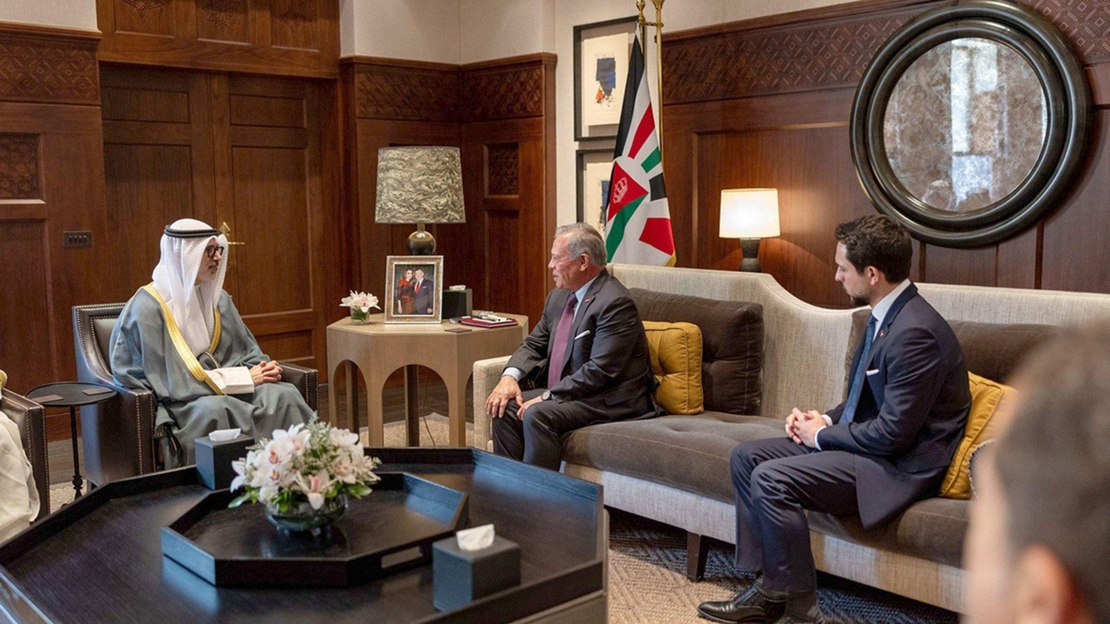 الملك يستقبل وزير الخارجية الكويتي في قصر الحسينية