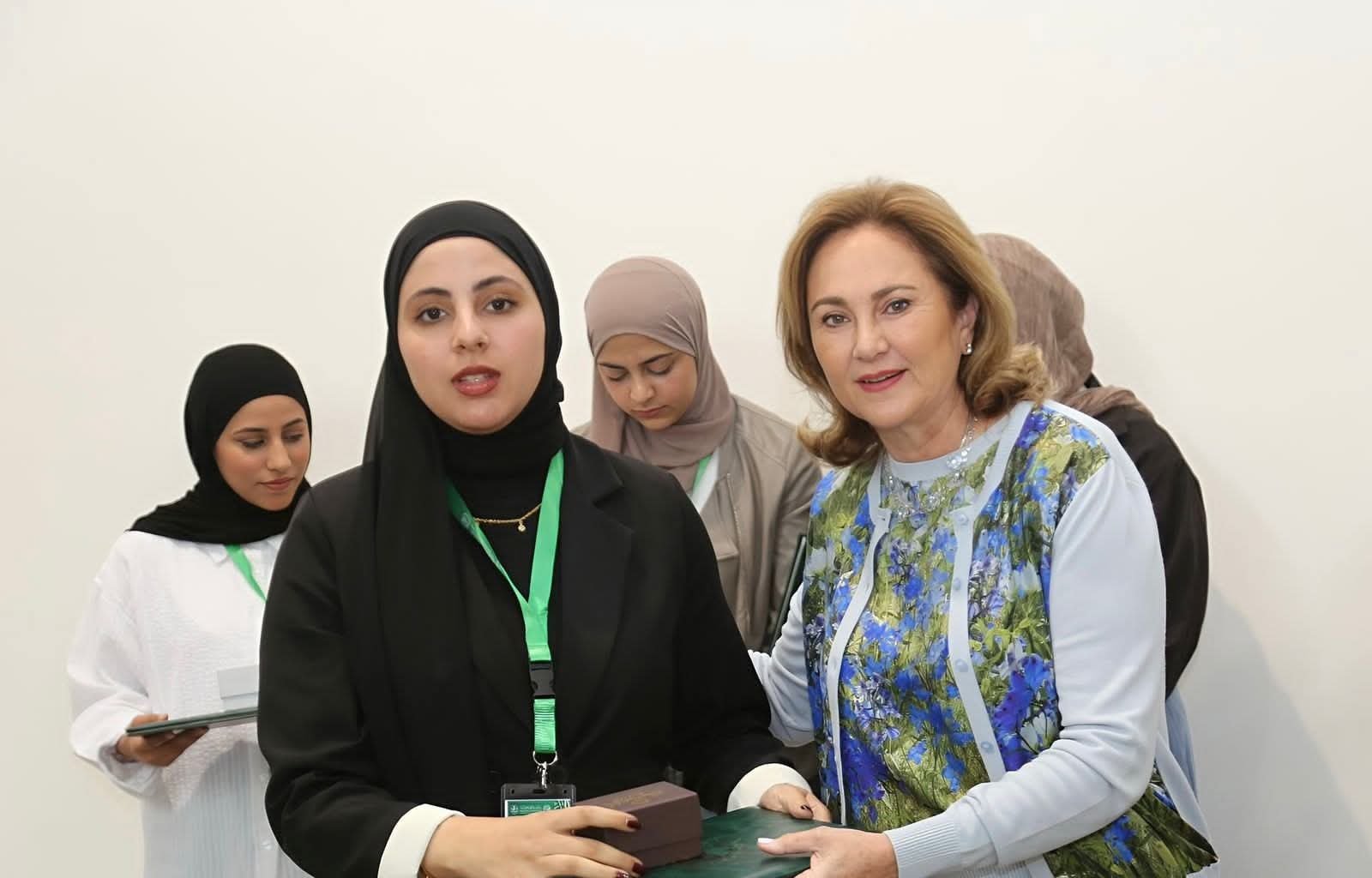 تبارك جامعة عجلون الوطنية لابنتها المبدعة الطالبة لينا عبابنة