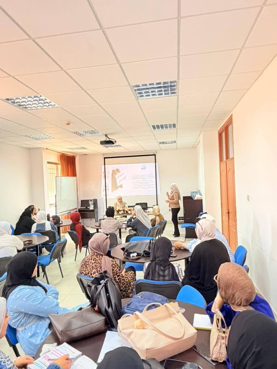 كلية العلوم التربوية تنظّم ورشة تدريبية حول العلاج بالفن في جامعة عجلون الوطنية