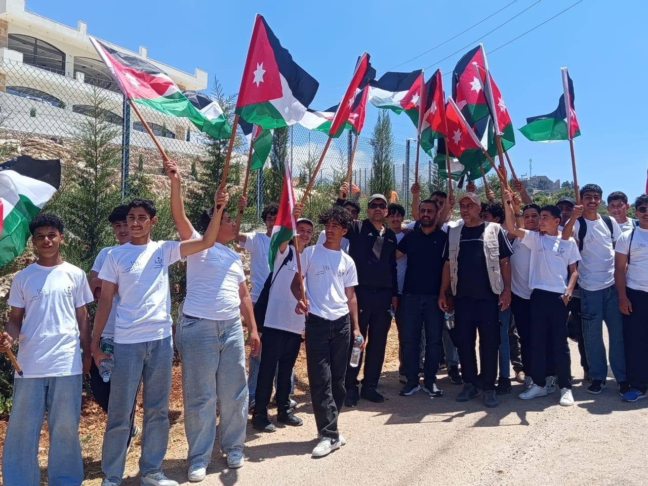 مركز شباب وشابات عنجرة النموذجي ينظم مسيراً بالأعلام احتفالاً بعيد الاستقلال