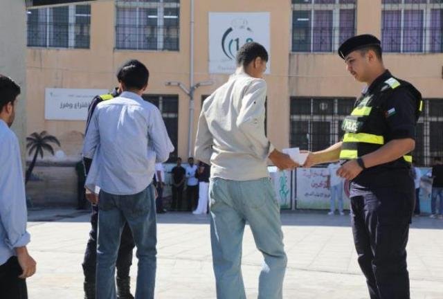 عبر طلبة الثانوية العامة “التوجيهي” عن ارتياحهم بعد انتهاء امتحانهم الأول