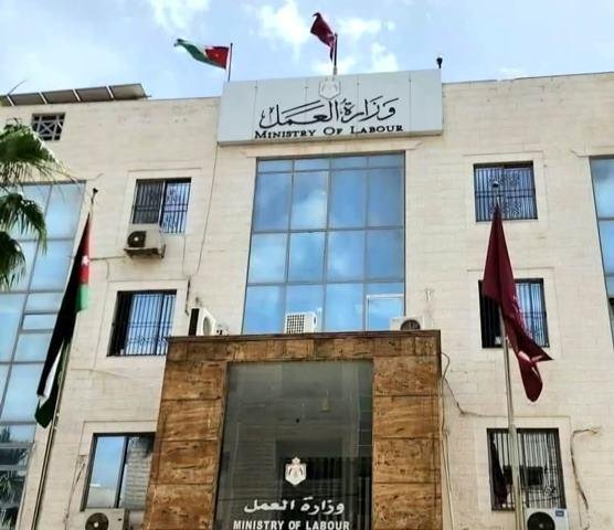 العمل توضح قرارات إنهاء خدمات موظفين وتعيين آخرين