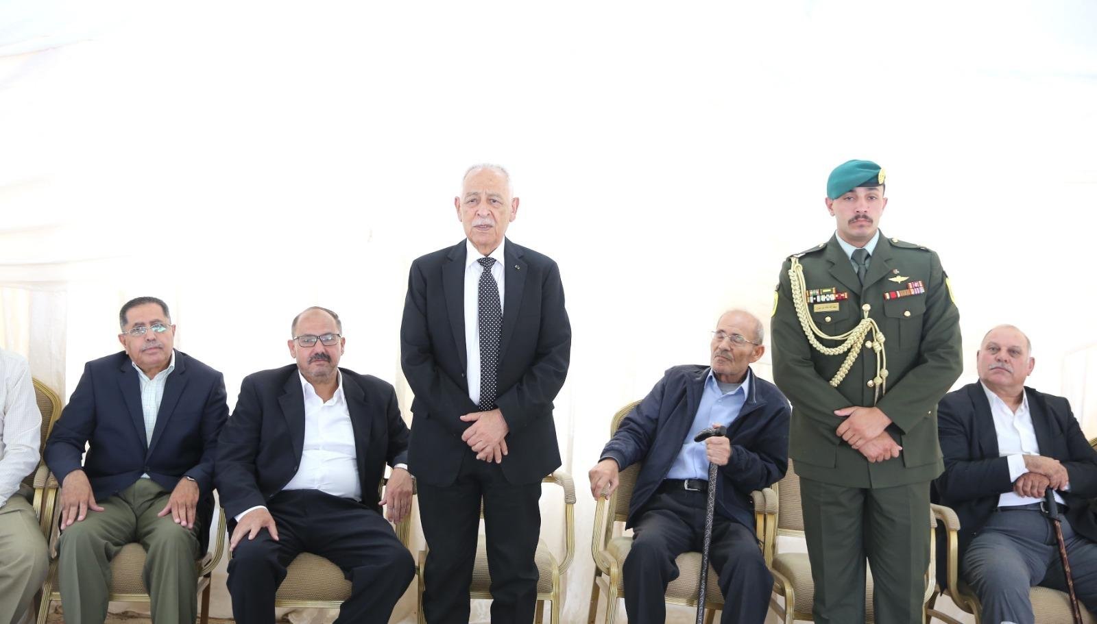 مندوبا عن الملك وولي العهد.. العيسوي يعزي عشيرتي قعوار والريالات