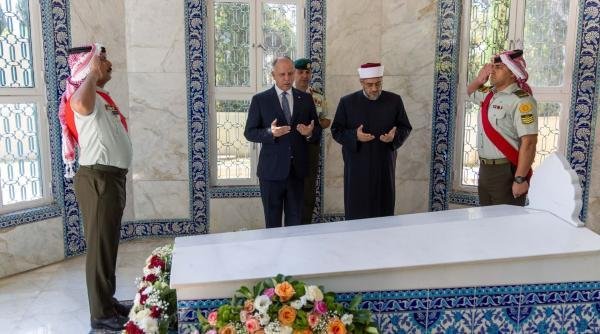 نائب الملك يزور ضريح الملك طلال بن عبدالله