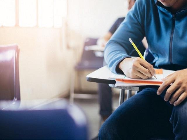 طلبة التوجيهي يتقدمون لامتحاني الفيزياء واللغة العربية