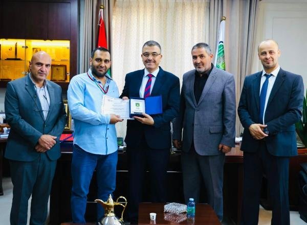 رئيس جامعة عجلون الوطنية يكرم فريق كلية الأعمال الفائز بجائزة أفضل حلول لإدارة المشاريع على مستوى المملكة