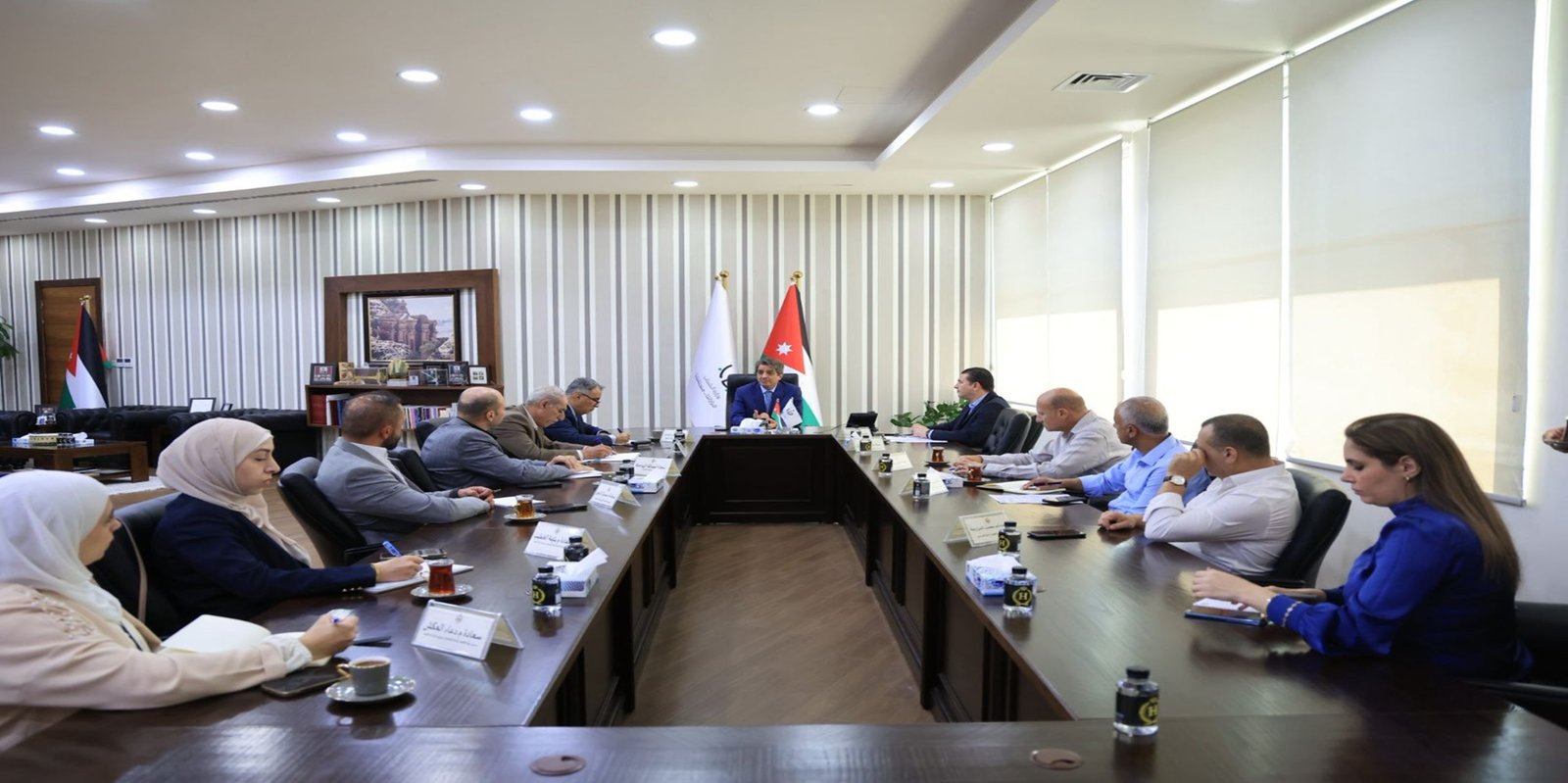وزير الشباب يترأس الاجتماع الأول للجنة دراسة أعمال تأهيل المجمع الرياضي في جامعة آل البيت