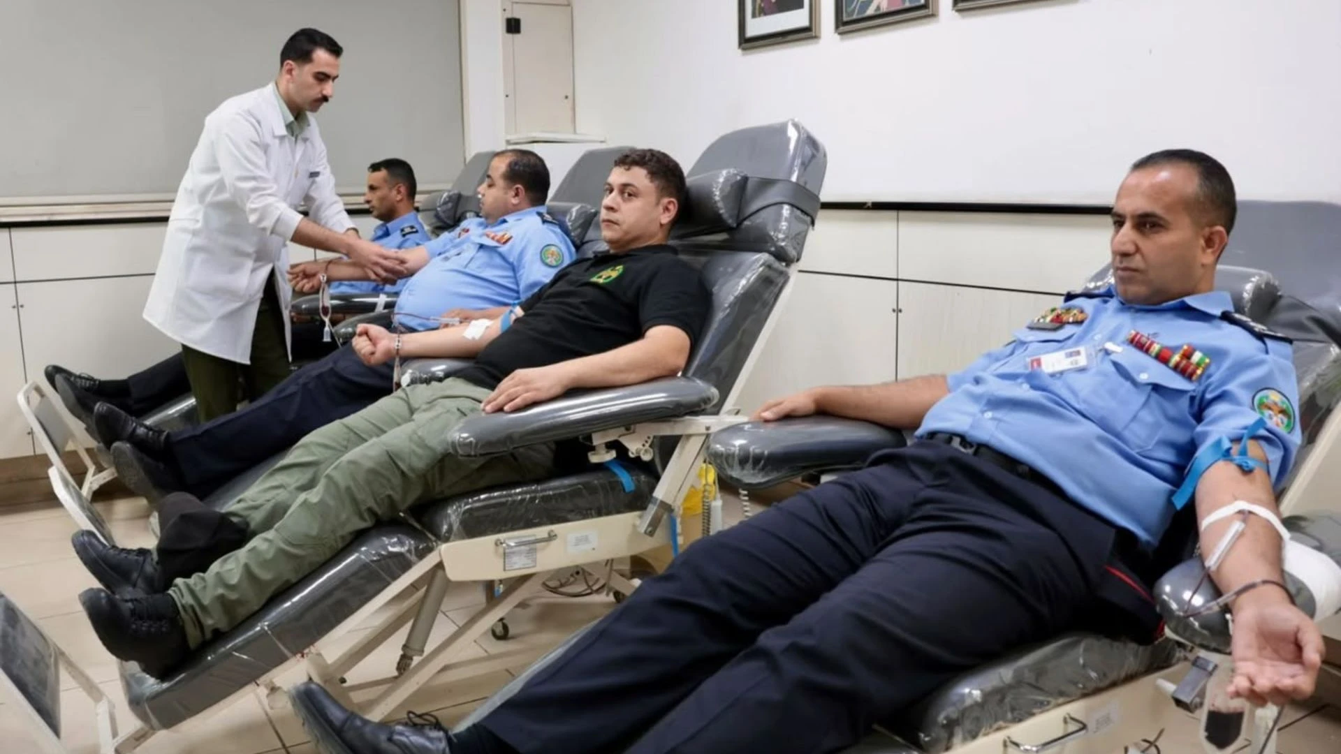الأمن العام ينظّم حملة للتبرع بالدم في مدينة الحسين الطبية ومستشفى الأمير علي العسكري دعما لمصابي جريمة الكرك الإرهابية